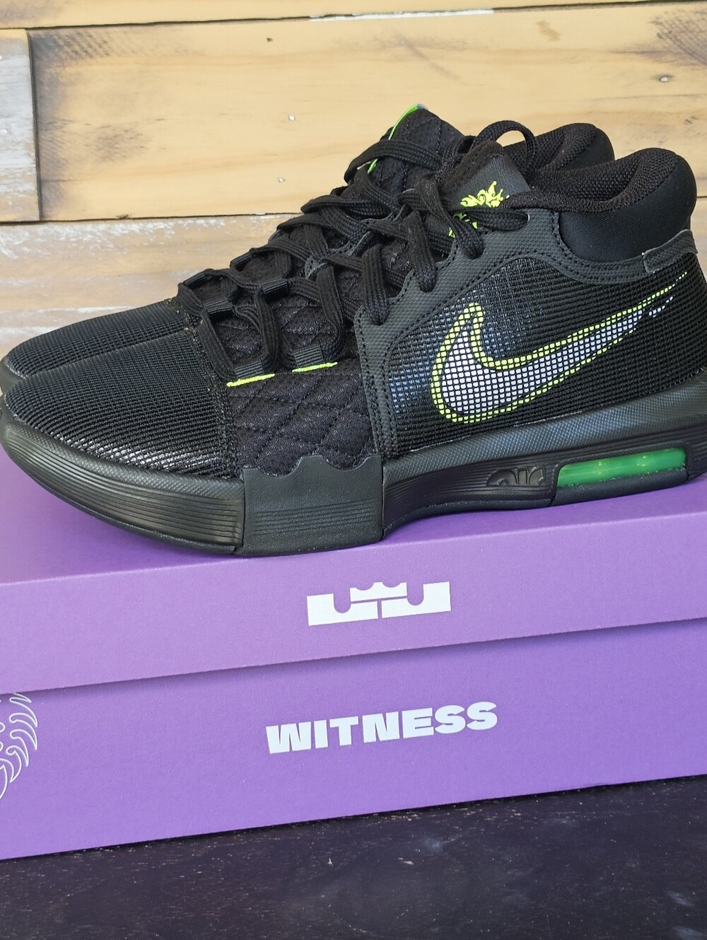 Nike Mens SIZE 9 Lebron Witness